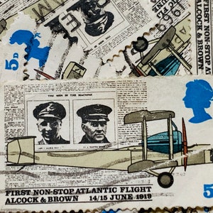 Könnte beinhalten: Ein Vintage-Zeitungsartikel mit einer Schwarzweißillustration eines Doppeldeckers. Die Überschrift lautet "FIRST NON-STOP ATLANTIC FLIGHT ALCOCK & BROWN 14/15 JUNE 1919".