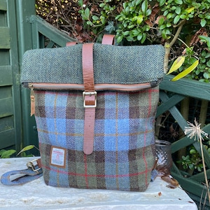 Élégant sac à dos rabattable en tweed Harris unisexe. Fixation sécurisée. Choix de bretelles. Label d'authenticité. Fabriqué sur commande. Un cadeau parfait.