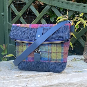 Sac à bandoulière en tweed Harris fait main. Fermeture sécurisée à rabat. Bracelet en cuir, détails en cuir. Carreaux et chevrons. Cadeau pour elle.