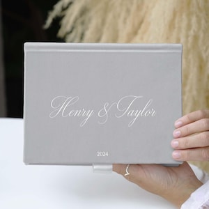 Boîte de cartes personnalisée conseil sur le mariage - Velours de luxe, initiales dorées, souvenir d'invité pour les jeunes mariés, parfaite pour les photos Instax Mini et carrées