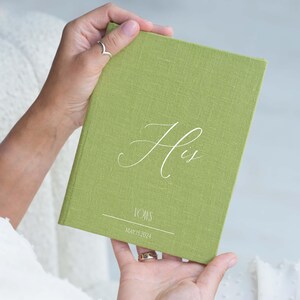 Puede incluir: Un diario de lino verde con la palabra "His" escrita en cursiva blanca. El diario tiene una línea en blanco para un nombre y la fecha "May 15, 2024" impresa debajo.