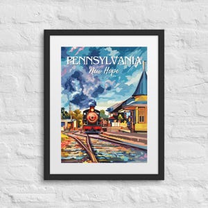 Pode incluir: Impressão artística emoldurada com um trem e uma estação ferroviária vintage em New Hope, Pensilvânia. A obra de arte tem um estilo pictórico colorido com o texto "PENNSYLVANIA New Hope" no topo. O trem é vermelho e preto, com fumaça saindo da chaminé.