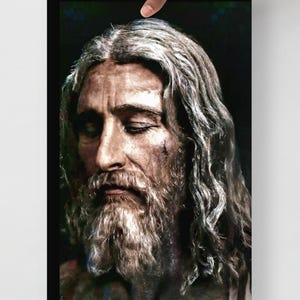 Puede incluir: Un retrato enmarcado de un hombre con cabello largo y ondulado gris y una larga barba. Los ojos del hombre están cerrados y su expresión es serena. El retrato está sobre un fondo oscuro.