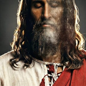 Può includere: Un ritratto di un uomo con lunghi capelli castani ondulati e una barba folta, che indossa una tunica bianca con accenti rossi. Gli occhi dell'uomo sono chiusi e l'immagine ha una sovrapposizione strutturata sbiadita.