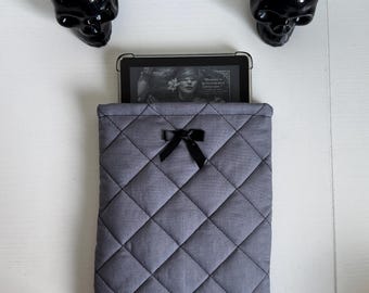 The Grave Mist E-Reader Sleeve – Quilted Grey E-Reader Case, Padded Fabric Cover for Kindle Paperwhite, Minimal Gothic Aesthetic