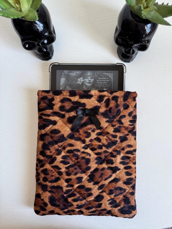 The Mournful Leopard E-Reader Sleeve – Padded kindle Case, Quilted Animal Print Cover, Gothic Bookish Gift, Handmade, Customizable