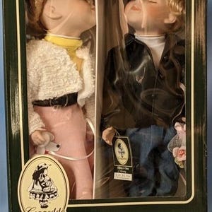 Raras muñecas de porcelana Geppeddo Johnny y Suzy besándose - Nuevas en caja