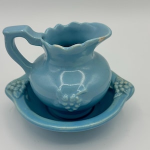 Vintage hellblaue Minischüssel & Krug-Set - Rarised Berry Leaf Design, delikate Schönheit 4 &quot;hoch