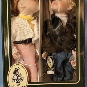 Porslinsdockaset: Geppeddo Johnny & Suzy-paret (1950-tals vintage)
