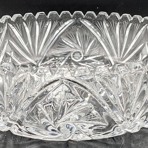 以下が含まれることがあります： カットクリスタルデザインの透明なガラスボウル。ボウルは広く浅い形をしており、縁は波打っています。
