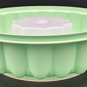 Tupperware # 1202-1 Mint Green Gelatin Jello Dessert Plastic Mold Picnic Outdoor Ware