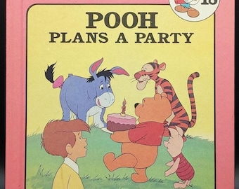 Libro infantil de Winnie the Pooh: Pooh planea una fiesta, edición de tapa dura clásica.
