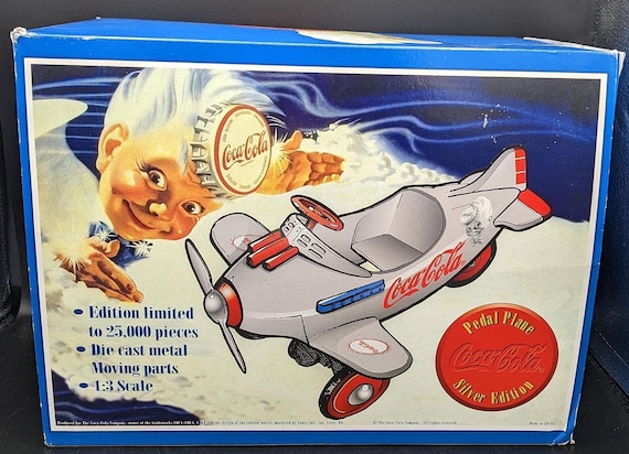 コカ・コーラ ペダル飛行機モデル：シルバーエディション、サイン入り 