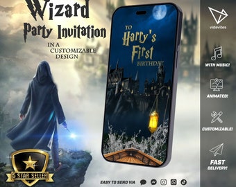 Può includere: Un invito digitale per il primo compleanno di Harry con tema magico. L'invito presenta uno sfondo blu scuro con un castello e una barca su un lago. Il testo "To Harry's First Birthday" è in bianco e giallo. L'invito è personalizzabile e può essere inviato tramite SMS, email o social media.