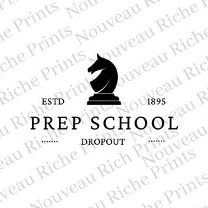 Könnte beinhalten: Schwarzweißes Logo für Prep School, eine Schule für Schulabbrecher. Das Logo zeigt einen Schachspringer und den Text "Prep School" mit den Worten "ESTD" und "1895" darüber und darunter.
