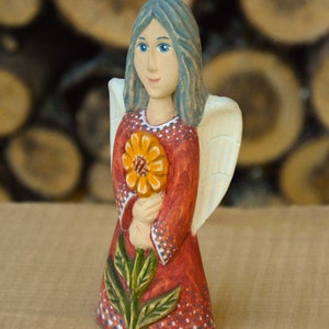 Escultura de ángel de madera de tilo tallada con flor