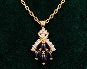 Collar con colgante de cabujón de ónix negro vintage con diamantes de imitación de cristal Swarovski, chapado en oro de 18 quilates y firmado por el diseñador.