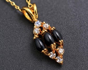 Collar con colgante vintage de ónix negro con cristales Swarovski, baño de oro de 18 quilates y marcas de diseñador.