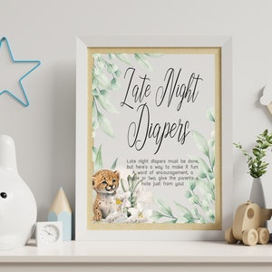 Op de afbeelding: Een wit ingelijst bord met een aquarel achtergrond met een cheeta puppy en groene bladeren. Het bord heeft de tekst "Late Night Diapers" en bevat een bericht om nieuwe ouders aan te moedigen.