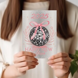 Boule coquette disco Happy New Year 2025 modifiable. Carte du Nouvel An 2025. Carte de nouvel an rose coquette avec noeud. NYE Party. Carte tendance pour le réveillon du Nouvel An