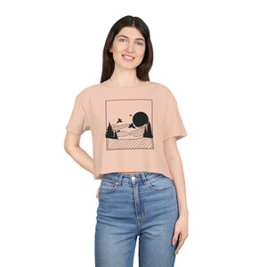 Minimalist Mountain Scene Women&#39;s Crop Tee
