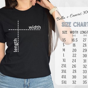 Pu&ograve; includere: Tabella delle taglie per le t-shirt Bella + Canvas 3001, che mostra le misure di larghezza e lunghezza in pollici per le taglie XS a 5XL.