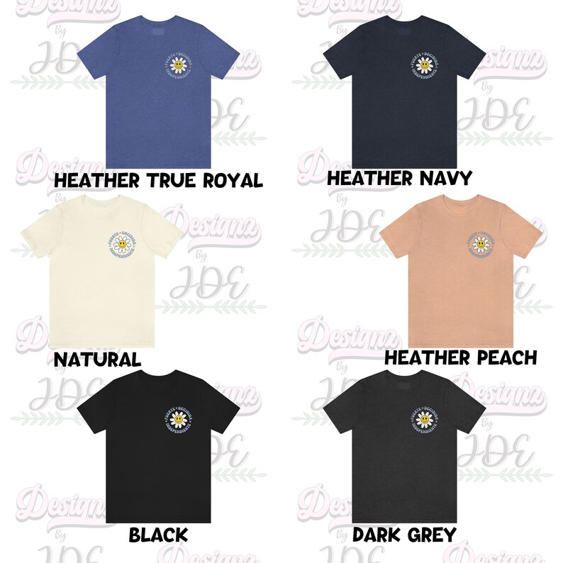 Pu&ograve; includere: Cinque t-shirt di diversi colori con una grafica di margherita e il testo "Happy Everything" sul davanti. I colori sono blu reale melange, blu navy melange, naturale, nero e grigio scuro.