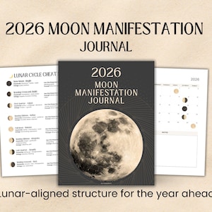 Könnte beinhalten: Ein 2026 Moon Manifestation Journal mit einer Vollmondgrafik auf dem Cover. Das Journal wird von zwei Seiten flankiert, eine mit einem Lunar Cycle Cheat Sheet und die andere mit einem Mondphasenkalender. Der Text lautet "Lunar-aligned structure for the year ahead."