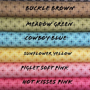 Puede incluir: Un rollo de tela de ocho rollos con diferentes patrones y colores. Los rollos de tela est&aacute;n etiquetados con los siguientes nombres: Blanco de lavander&iacute;a, Marr&oacute;n hebilla, Verde prado, Azul vaquero, Amarillo girasol, Rosa suave cerdito, Rosa besos calientes y Rojo rodeo.