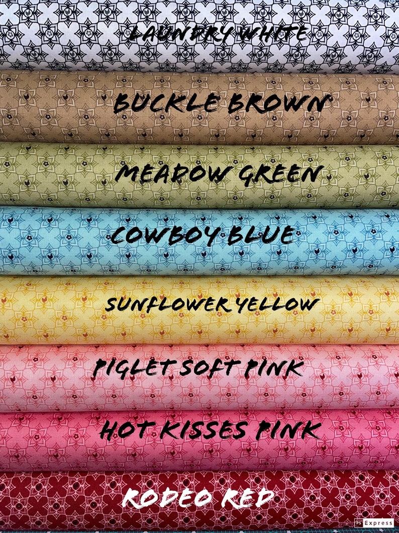 Puede incluir: Un rollo de tela de ocho rollos con diferentes patrones y colores. Los rollos de tela est&aacute;n etiquetados con los siguientes nombres: Blanco de lavander&iacute;a, Marr&oacute;n hebilla, Verde prado, Azul vaquero, Amarillo girasol, Rosa suave cerdito, Rosa besos calientes y Rojo rodeo.