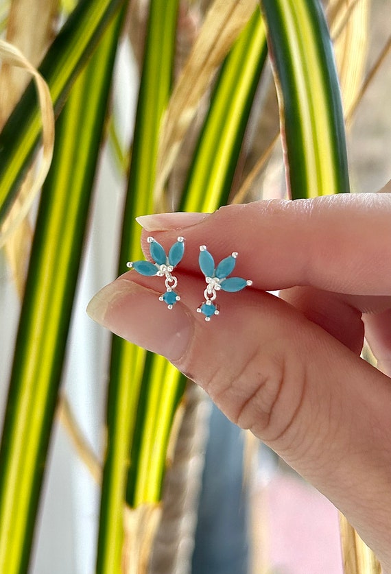 1 Coppia di Orecchini con Fiore a Cinque Petali Piccoli in Argento