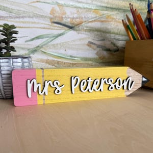 Letrero con nombre para maestro, regalo de agradecimiento para maestro, regalo de fin de año para maestro, placa con nombre para lápiz para escritorio, regalo pequeño para maestro