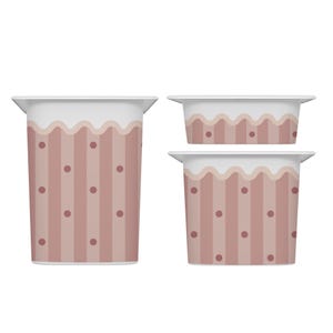 Könnte beinhalten: Set aus drei Behältern mit weißem Rand und einem Design aus vertikalen Streifen und Punkten in Rosa- und Brauntönen. Die Behälter sind unterschiedlich groß, mit einer hohen zylindrischen Form und zwei rechteckigen Formen.