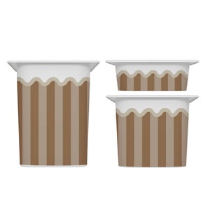 Puede incluir: Tres recipientes blancos con un patrón de rayas marrones y beige. Los recipientes tienen un diseño ondulado en la parte superior. Los recipientes son de diferentes tamaños, con un recipiente alto y cilíndrico y dos recipientes rectangulares más cortos.