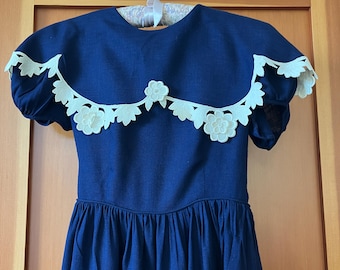 Vestido de fiesta azul marino para niña con cuello ancho y encaje, de la década de 1950.