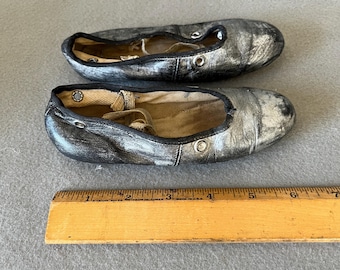 Zapatos de ballet vintage para niños pequeños, hechos a mano en cuero plateado.