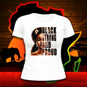 Puede incluir: Camiseta blanca con una ilustraci&oacute;n en blanco y negro de la cara de una mujer y el texto "BLACK STRONG AND PROUD".