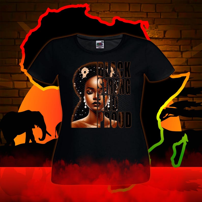 Puede incluir: Camiseta negra con un gr&aacute;fico de una mujer negra con las palabras "Black Strong And Proud" impresas en la camiseta.