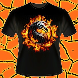 Może przedstawiać: Czarny T-shirt z ognistym logo smoka. Smok znajduje się w kręgu płomieni.