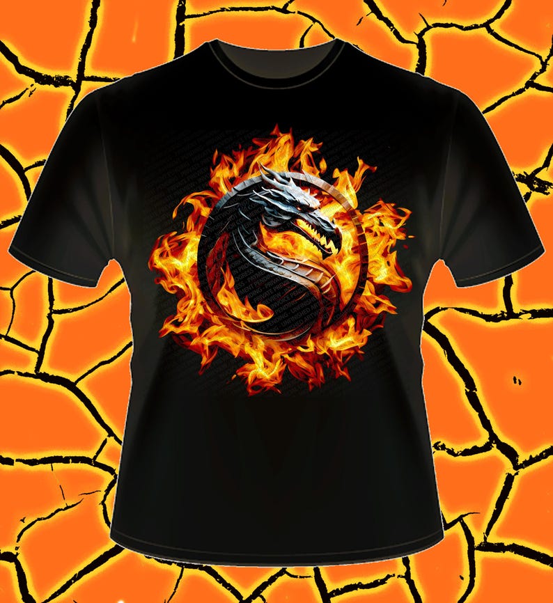 Może przedstawiać: Czarny T-shirt z ognistym logo smoka. Smok znajduje się w kręgu płomieni.
