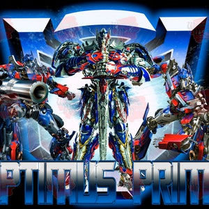 Könnte beinhalten: Eine digitale Illustration von Optimus Prime, einem Roboter aus dem Transformers-Franchise. Das Bild zeigt drei verschiedene Versionen von Optimus Prime, jede in einer anderen Pose. Der Hintergrund ist ein blauer und schwarzer Farbverlauf mit einem silbernen und blauen Autobot-Symbol.