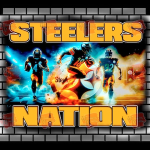 Puede incluir: Gráfico digital con tres jugadores de fútbol americano con uniformes negros y dorados, con el texto "STEELERS NATION" en amarillo y negro. El fondo incluye un diseño de pared de ladrillo y efectos de iluminación dinámicos.