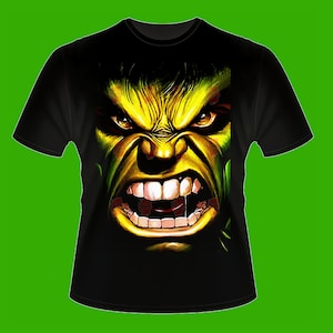 Puede incluir: Camiseta negra con un gr&aacute;fico verde y amarillo de la cara de Hulk.
