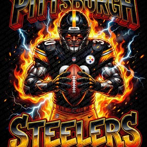 Pode incluir: Ilustração digital de um jogador de futebol americano com uniforme preto e dourado, segurando uma bola. As palavras "Pittsburgh Steelers" estão em letras flamejantes, com raios e chamas ao fundo.