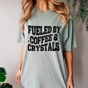 Gevoed door koffie en kristallen, comfortkleuren, grafisch T-shirt, Boho Vintage Moon Shirt, spiritueel T-shirt, hemelse T-shirt, cadeaus voor haar