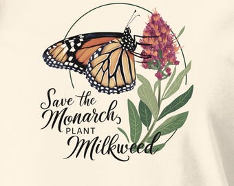 Könnte beinhalten: Weißes T-Shirt mit einem Motiv eines Monarchfalters auf einer Seidenpflanze. Der Text "Save the Monarch, Plant Milkweed" ist unter dem Schmetterling gedruckt.