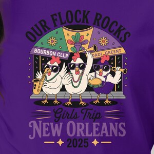 「Our Flock Rocks New Orleans Girls Trip」Tシャツ、バチェロレッテパーティー スウェットシャツ、バースデーバケーション パーカー、おもしろチキンTシャツ、NOLA 2025
