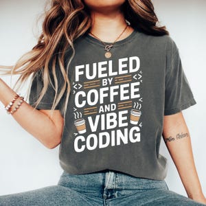Camiseta de programación "Fuertemente de café y buena onda" / Regalo divertido para programadores / Camiseta para desarrolladores de software / Ropa para amantes de la tecnología / Humor sobre programación