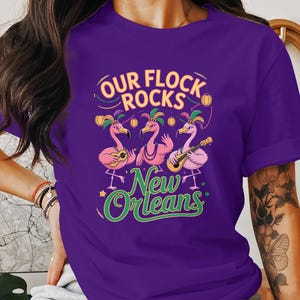 Our Flock Rocks New Orleans Tシャツ、スウェットシャツ、パーカー、女子旅、独身パーティー、誕生日旅行、フラミンゴニューオーリンズアパレル