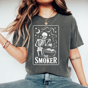 Der Raucher Tarot Karte T-Shirts, Sweatshirts, Hoodies, Skelett BBQ Grill Master, lustige Kochkunst